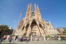 Barcelona Highlights w/ Pick-up & Optional Sagrada Familia & Park Guell Tickets