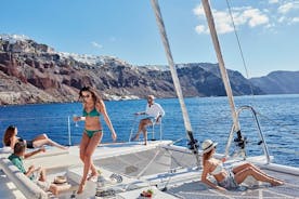 Semi-privécruise op Santorini op catamaran met barbecue en open bar