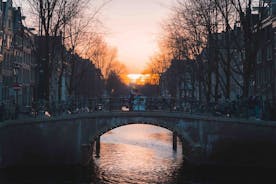 アムステルダムのロマンチックな運河プライベート クルーズ (2 名様)