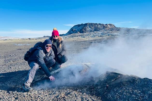 地質学者愛好家向けの地元ガイド付きプライベート火山ハイキング