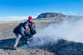 地質学者愛好家向けの地元ガイド付きプライベート火山ハイキング