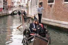 Fall in Love in Venice: Romantic Gondola and Typical Venetian Dinner