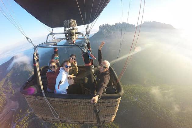 Paseo en globo aerostático por Montserrat y visita al monasterio para grupos pequeños premium