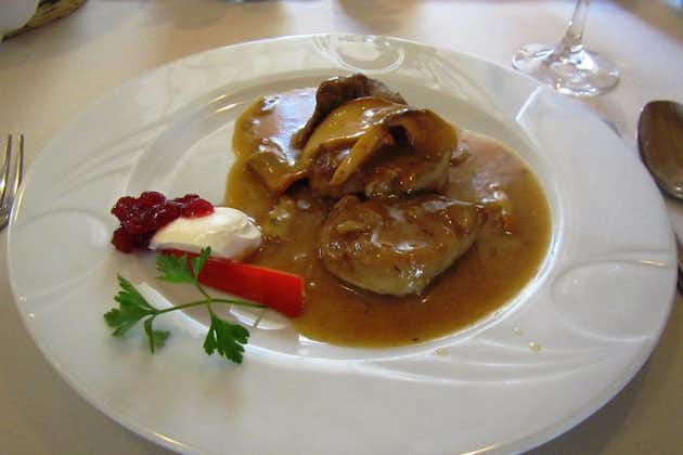 점심 또는 저녁 전형적인 슬로베니아 레스토랑 방문