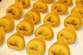Cesarine: Pasta & Tiramisu klasse hos en lokal i Bologna