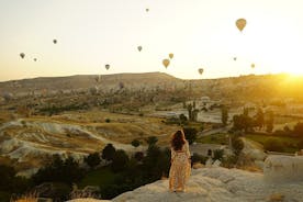 Maaginen auringonnousujooga ilmapallonäkymällä Göremessä Turkissa