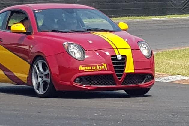Prueba de conducción del coche de carreras Alfa Romeo MiTo en una pista de carreras con vídeo incluido