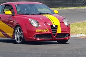 Prueba de conducción del coche de carreras Alfa Romeo MiTo en una pista de carreras con vídeo incluido