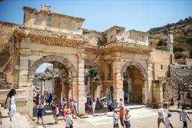 Antica visita di Efeso con la casa della madre di Maria e visita al vecchio villaggio di Sirince con degustazione di vini