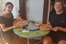 ナポリのピザワークショップでマルゲリータを作る