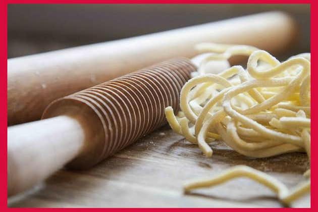 Cesarine: lezione di cucina casalinga e pasto con un locale a Catania