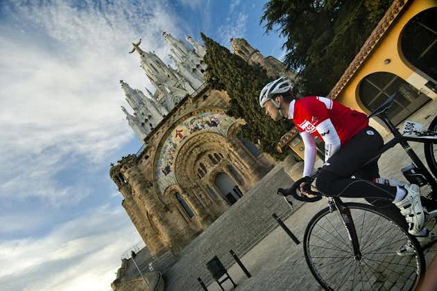 巴塞罗那周围的山丘由公路自行车，私人旅游。包括接送。