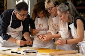 Cesarine: Liten gruppe Pasta og Tiramisu klasse i Bologna