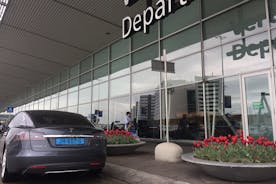 Taxi Tesla privado desde Delft al aeropuerto de Schiphol Amsterdam