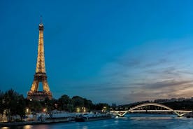 Bootsfahrt auf der Seine mit Abendessen und private Tour zur Spitze des Eiffelturms