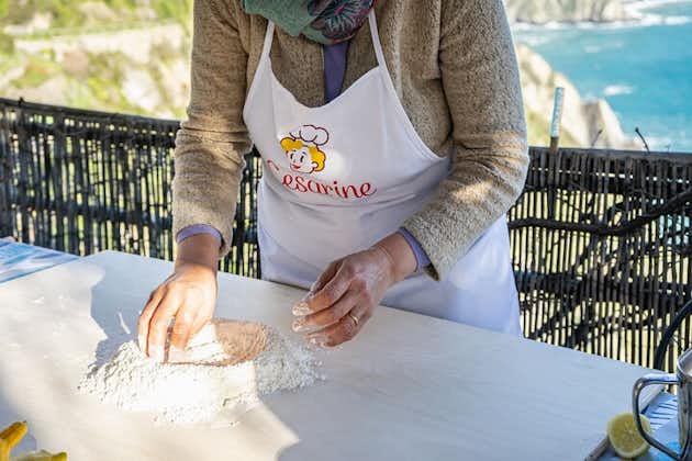 Cesarine: lezione di cucina casalinga e pasto con un locale a Riomaggiore