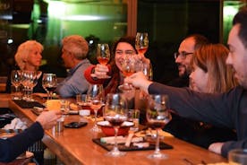 Tour gastronómico para grupos pequeños y cata de vinos en Atenas de noche