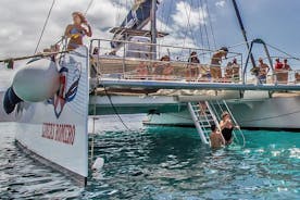 Lanzarote: Katamaran Tour zur Bucht der Papagayo Strände mit Mittagessen und Wassersportaktivitäten