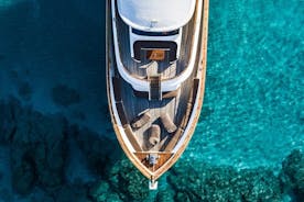 アギア ナパ最大かつ最も豪華なボートでランチ付きクルーズ