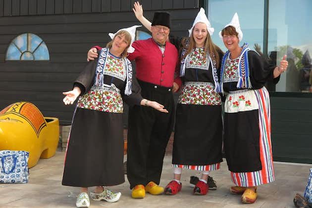 Nederlandse ervaring in Volendam met traditionele outfits