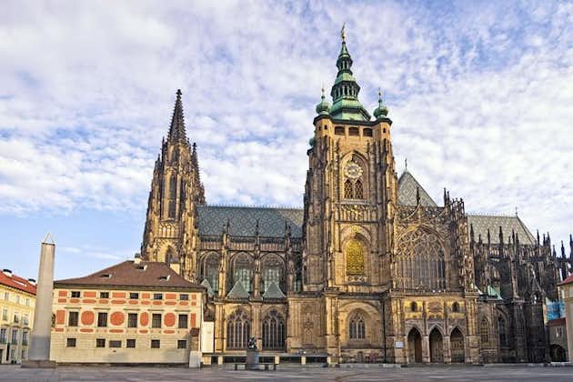 Prague Castle in Spanish, includes tickets and private transport to the Castle