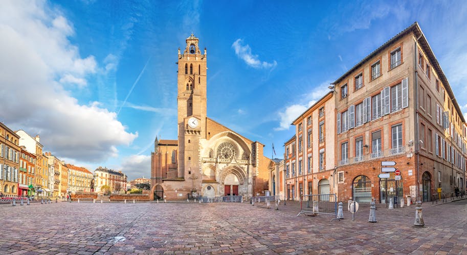 Photo of panorama of Saint-Etienne square with Saint Stephen's Cathredal in Toulouse.