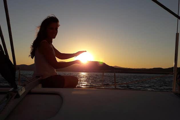 Romantica crociera in barca a vela al tramonto