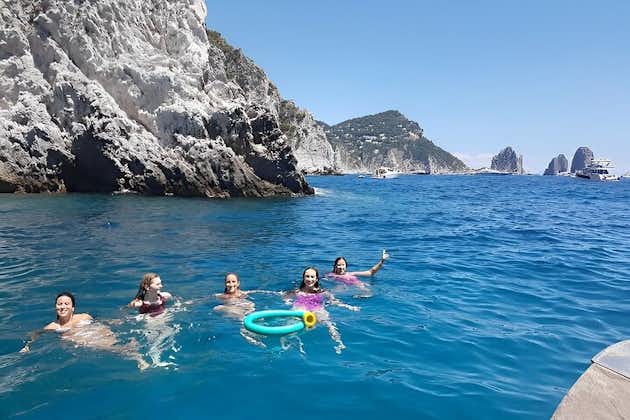 Private Bootstour: Erleben Sie das Meer von Capri 4 Stunden lang von seiner schönsten Seite