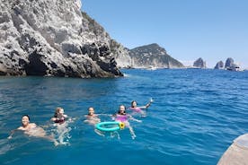 Excursion en bateau privé : découvrez la mer de Capri à son meilleur 4 heures