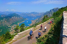 Cykeltur - Panoramaudsigt ned ad bakke fra Njeguši og Kotor serpentiner