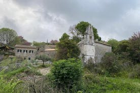Gamla spökstaden Perithia och nordost om Korfu