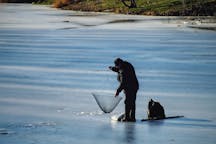 Actividades de pesca en hielo en Rovaniemi, Finlandia