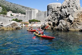 Aventura de esnórquel y kayak en el mar en Dubrovnik (diurno o al atardecer) + aperitivo y agua