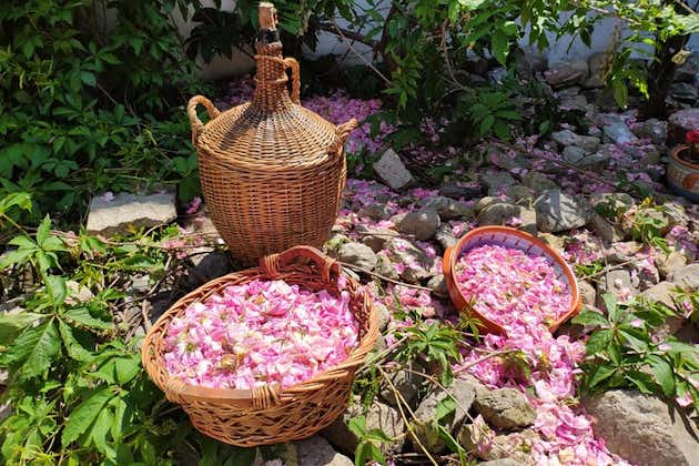 Atelier de confiture de roses et levée d'un yaourt authentique dans une maison traditionnelle