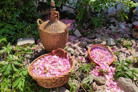 Laboratorio di marmellata di rose e lievito di autentico yogurt in una casa tradizionale