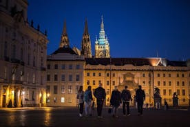 Tour nocturno a pie para grupos pequeños de Castillo de Praga