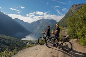 Sky to Fjord Geirangerin alamäkeen pyöräilyseikkailu