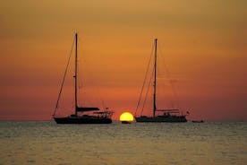 Halvdags segelbåtsutflykt längs kusten med solnedgång