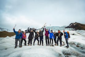 从Skaftafell的Vatnajokull小组冰川远足