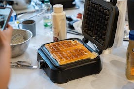 Café da manhã com waffle belga da Waffles 'n Beer no centro de Bruges