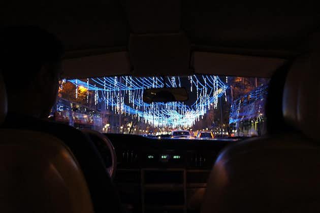 Рождественские огни путешествуют по Мадриду на классическом автомобиле с откидным верхом