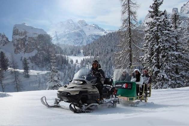 Desde Bolzano: moto de nieve + trineo y recorrido privado por la carretera de los Grandes Dolomitas