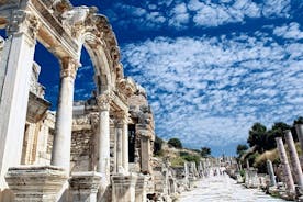 La Éfeso bíblica, la Casa de la Madre María, la Basílica de San Juan y el Templo de Artemisa. Excursión desde Esmirna con guía privada.