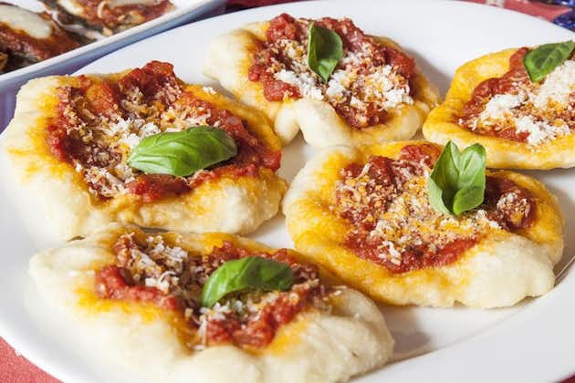 Clases privadas de pizza y tiramisú en la casa de una Cesarina con degustación en Pisa