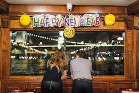 布达佩斯：含美食、现场音乐和 DJ 的新年前夜派对游轮