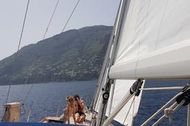 Excursion en voilier en petit groupe sur la côte amalfitaine avec apéritif