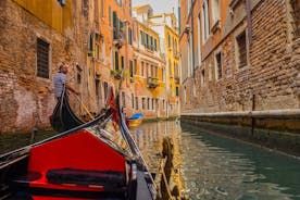 Venetië: zonsondergang gondelrit & begeleide wandeling