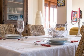 Cesarine: lezione di cucina casalinga e pasto con un locale a Ferrara
