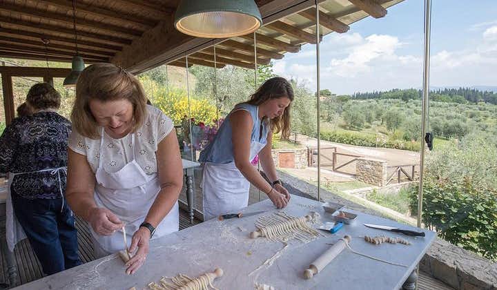 Cours de cuisine et déjeuner dans une ferme toscane avec un tour au marché local au départ de Florence