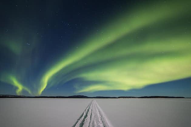 Safari de chasse des aurores boréales au lac Inari au départ de Saariselkä, dîner sur l’île Aurora
